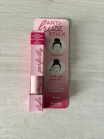 Stick anti-Frizz, disciplinant et nourrissant pour contrôler vos mêches rebelles neuf