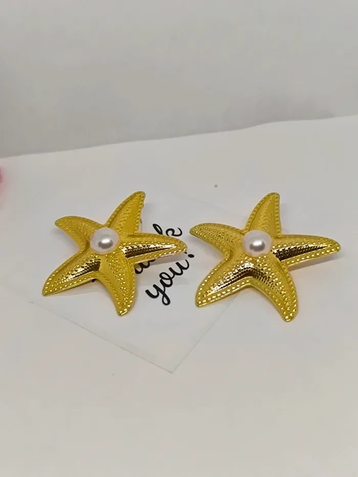 Boucles d'oreilles dorées étoile de mer avec perle blanche nacrée - photo numéro 5