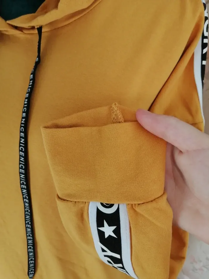 Sweat à capuche fin moutarde avec rubans à message sur les manches / sans marque / (TU) - photo numéro 5