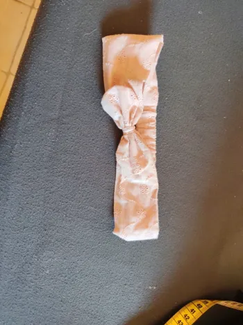 Bandeau avec nœud rose pale 2ans