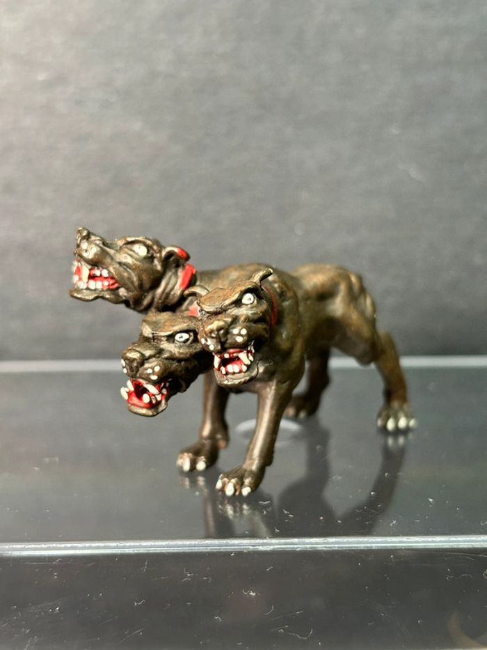 Petite figurine plastoy cerbère chien à trois têtes monstres mythique