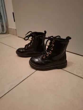 Bottines vernis noires taille 25