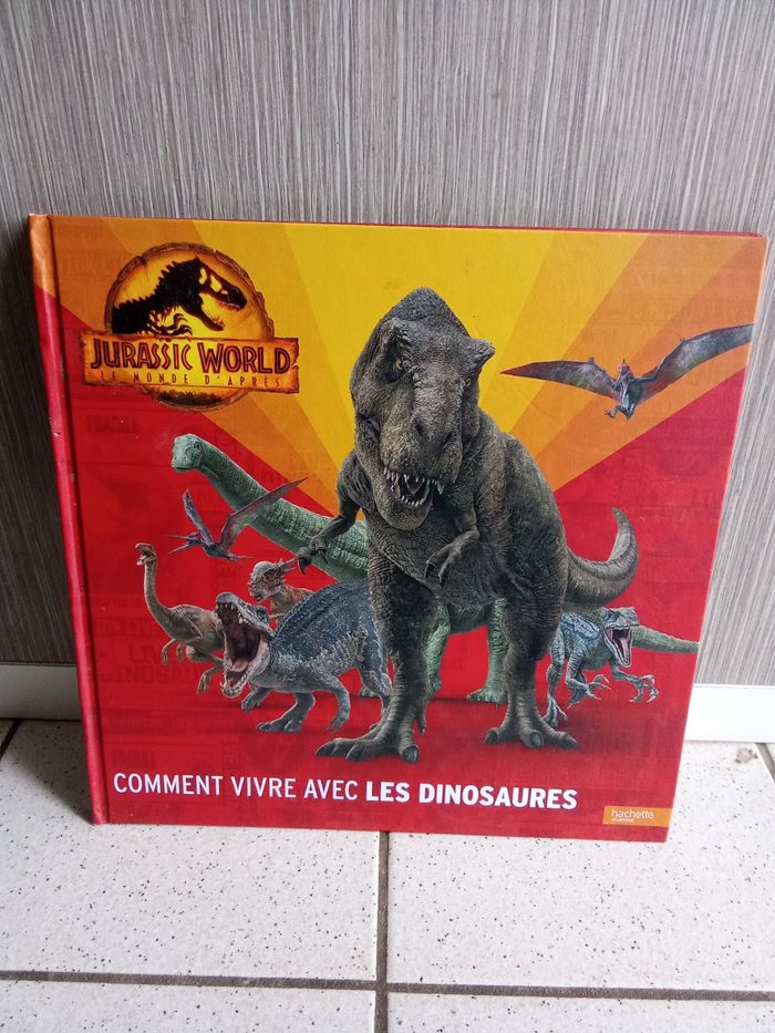 Livre jurassic World édition hachette, comment vivre avec les dinausaures