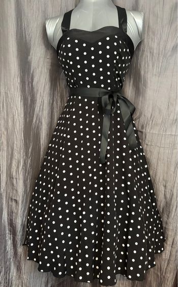 Belle robe pin up noire à pois blanc avec lacets au dos + jupon M/38