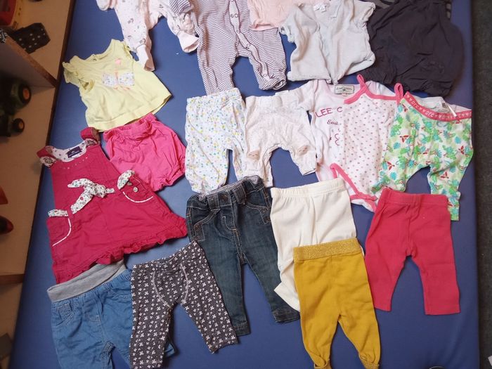 Lot de 25 vêtements bébé fille 1 et 3 mois,mi saison, été,robes, pyjamas, bodys, leggings, tee shirt, blouse, débardeur - photo numéro 3