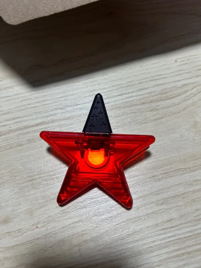 Pince aimantée pour documents étoile