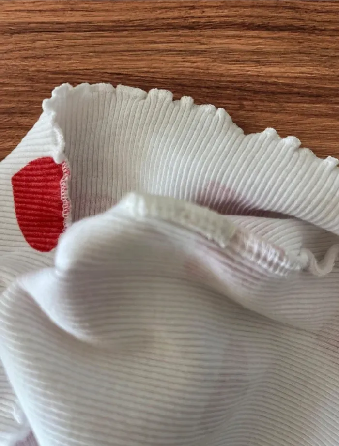 💖 T-shirt à cœurs rouges KIABI 💖 - photo numéro 3