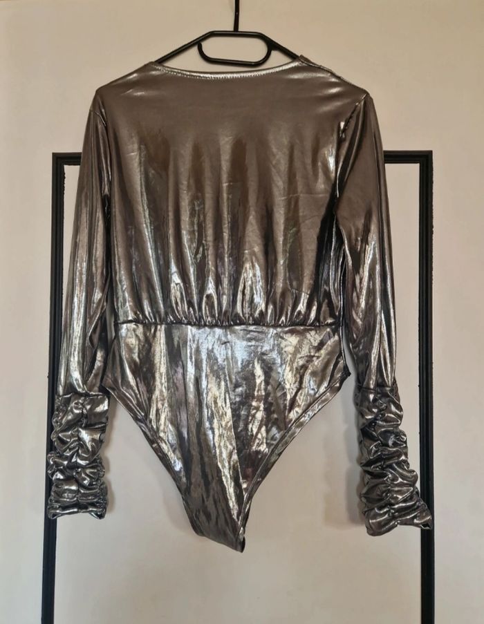 Body femme argenté effet métallisé – Manches longues – Très bon état - photo numéro 2