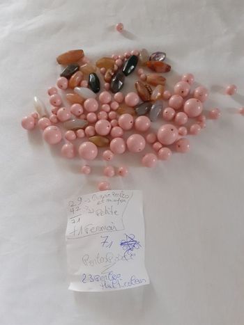 Lot perles en plastique et 1 fermoir