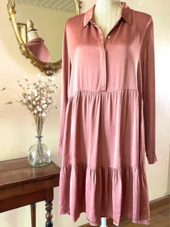 Robe rose satinée plissée à manches longues – Zara (Taille XL)