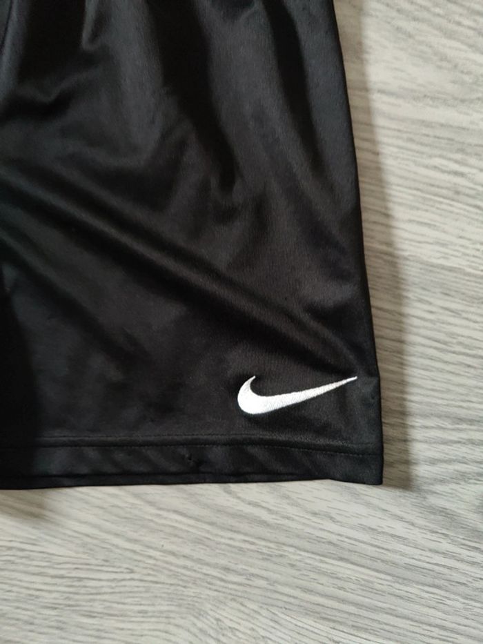 🙂 short de foot garçon en 8/10 ans Nike 🙂 - photo numéro 2
