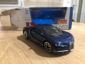 Miniature burago bugatti Chiron bleu 1/43