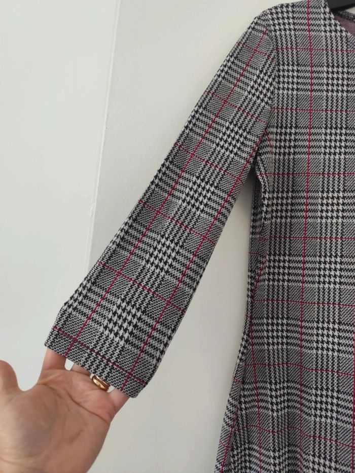 Robe courte et moulante gris/blanc/noir rectilignes taille 38 Mango - photo numéro 4