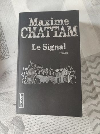 Livre Le Signal de Maxime Chattam excellent état
