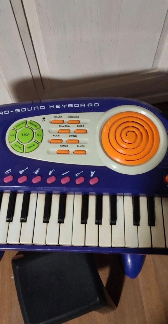 Piano sur pieds - photo numéro 2