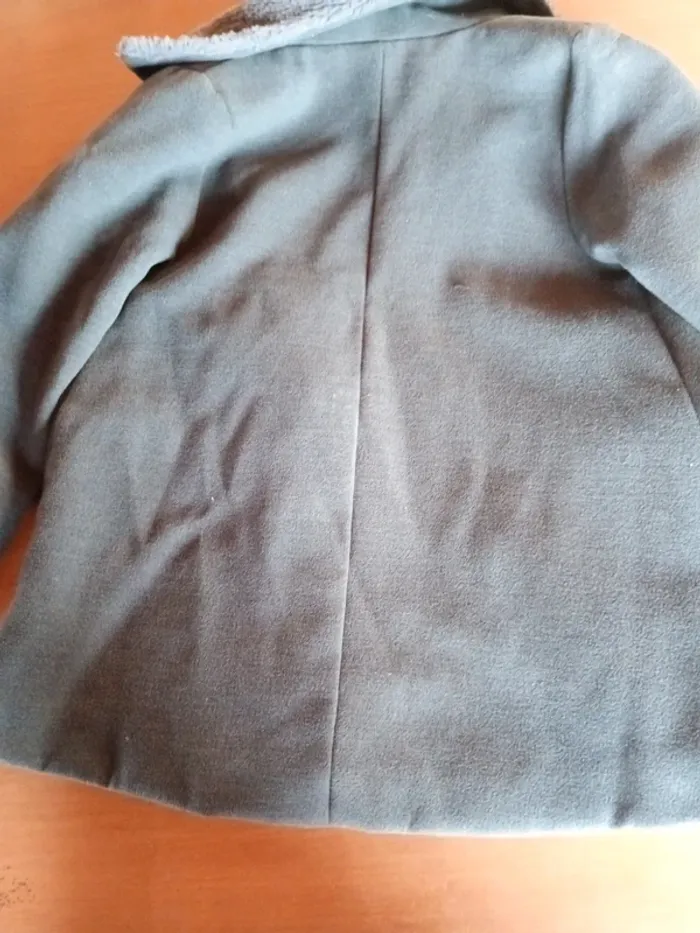 Manteau hiver fille,très bon état, gris foncé, boutons, Kiabi 7 ans - photo numéro 6