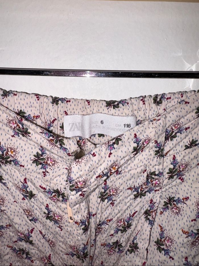 Pantalon Zara taille 6 ans fleuri en très bon état. - photo numéro 3
