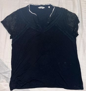 T-shirt noir avec détails dentelle