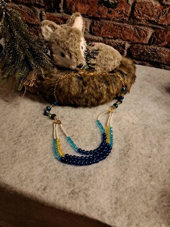 Collier chic bleu jaune blanc et doré