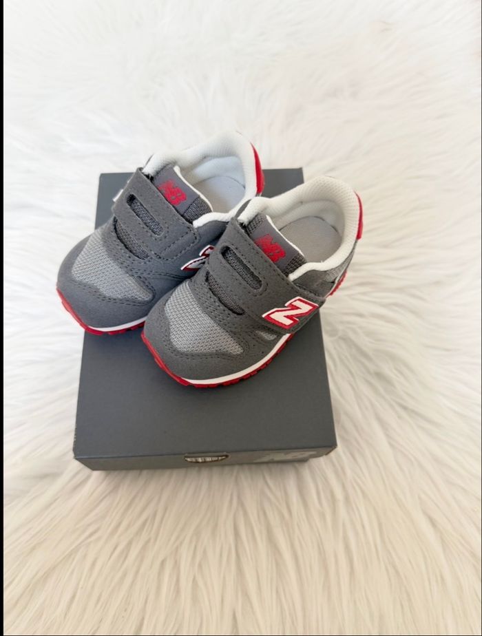 Baskets New Balance bébé – Taille 20,5 – gris/rouge – Neuf avec étiquette