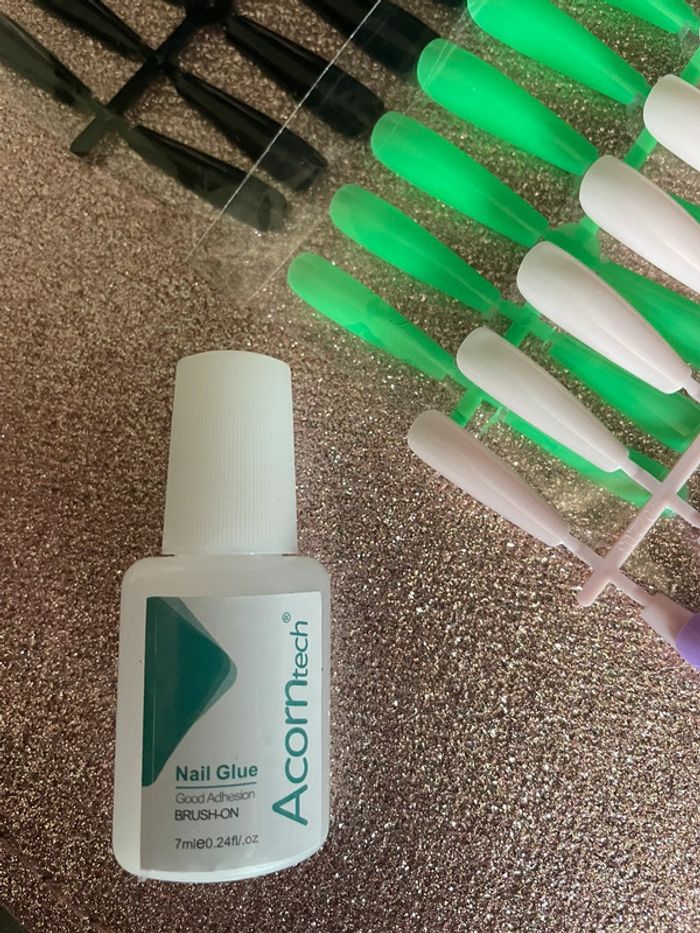Plusieurs faux ongles + 1x colle - photo numéro 4