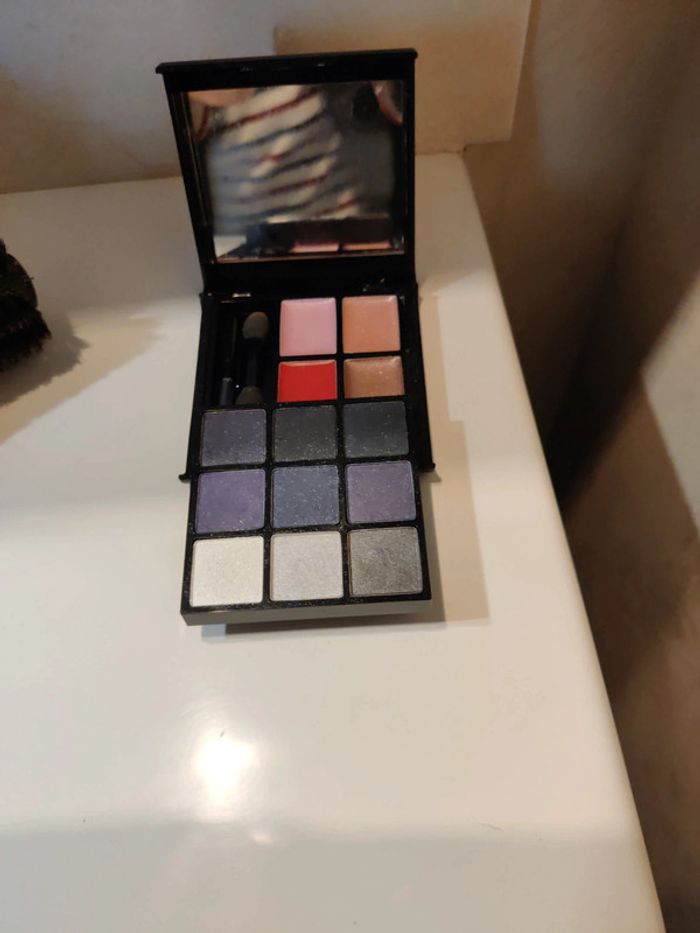 Petite palette de maquillage - photo numéro 2