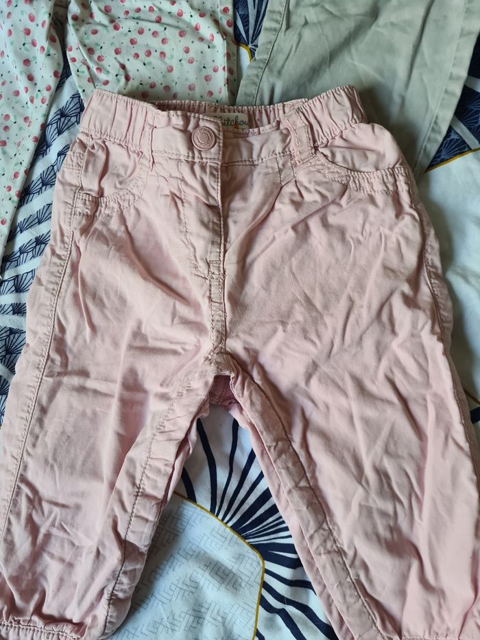 3 pantalons. 12 mois. Rose kitchoun. Gris obaîbi. Blanc cerise orchestra - photo numéro 2