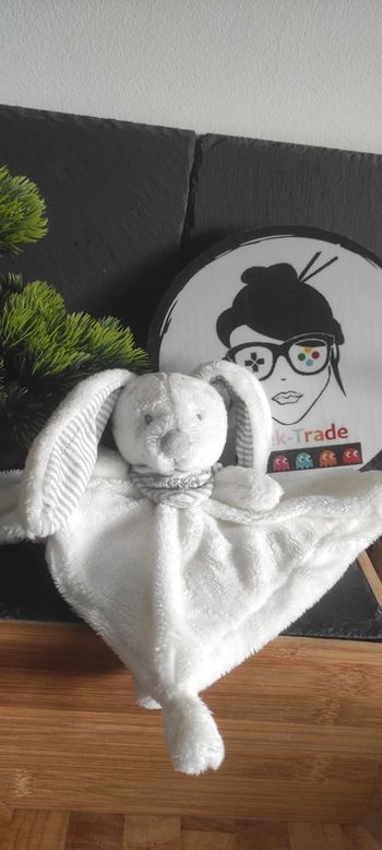 Doudou plat lapin blanc rayé gris rayure bb kiabi simba toys Bandana Carré Noeud
