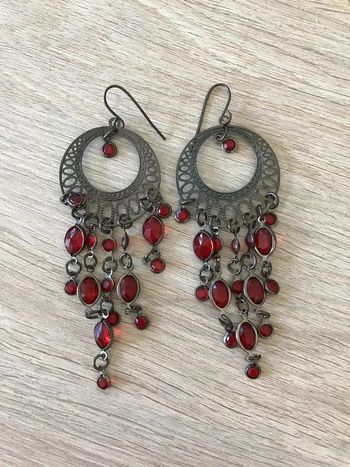 boucles d'oreilles pendantes pierres rouges