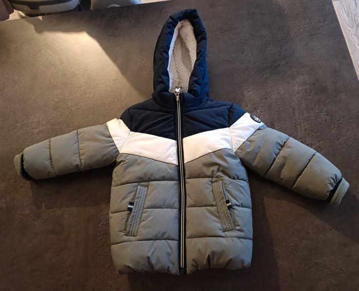 Manteau épais avec capuche tricolore
Taille 12 / 18 mois