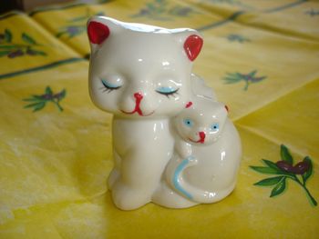 Joli sujet "Petite maman CHAT avec son petit sur le dos"