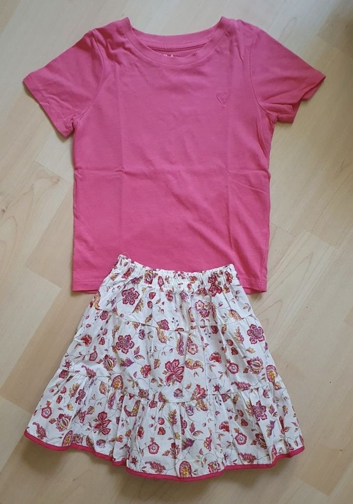 Ensemble débardeur fuschia et jupe motifs fleurs à volants (2 ans) / C&A
