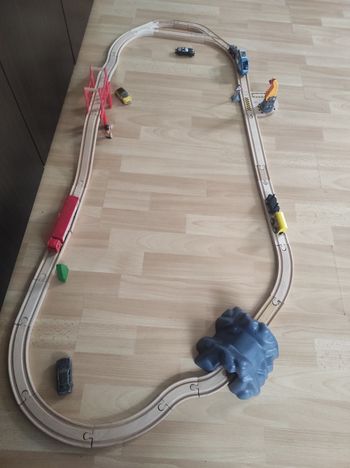 Grand circuit de train Brio avec pont et grue