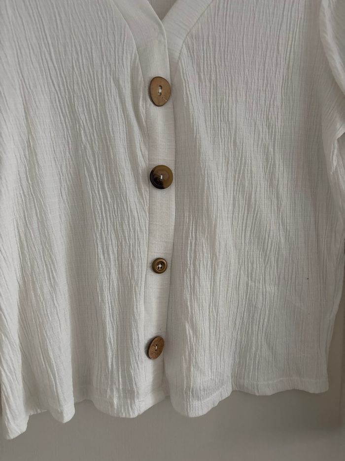 Top blanc effet froissé avec boutons différents - photo numéro 3