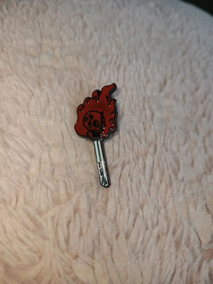 Pins allumette tête de mort