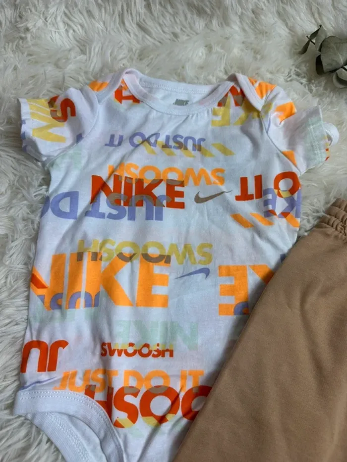 Ensemble pantalon body Nike taille 9 mois - photo numéro 2