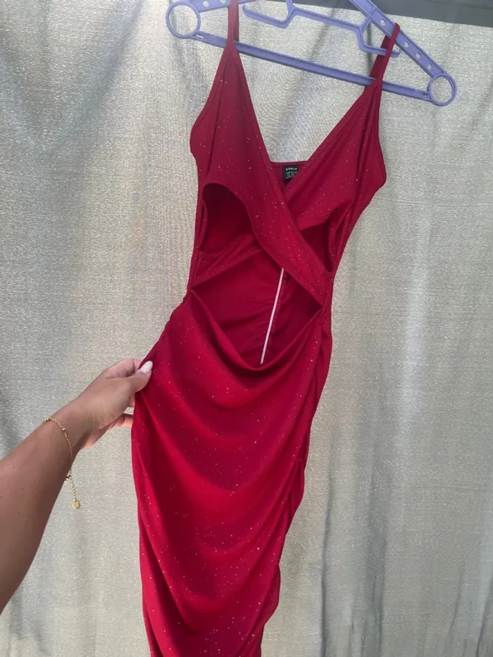 Robe rouge à paillettes - photo numéro 2