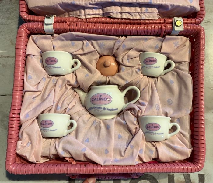 Vaisselle de pique nique dans un panier rose - photo numéro 3