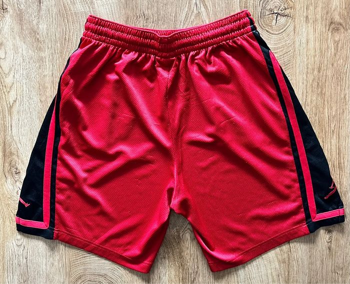 Short large de basketball rouge avec détails noirs Jordan pour homme, taille L - photo numéro 2