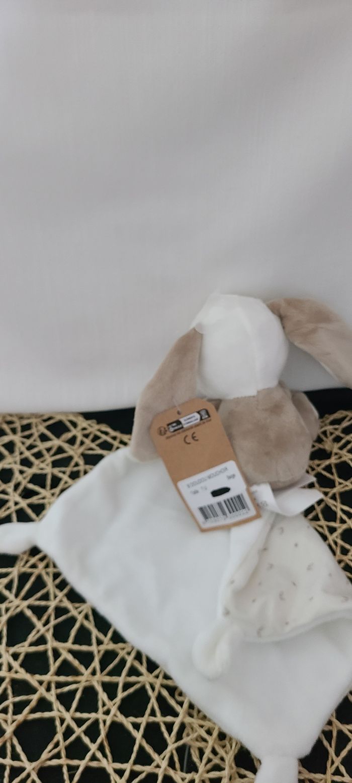 Doudou lapin beige blanc mouchoir feuilles Chocolatine Districenter - photo numéro 2