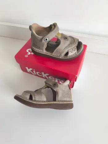 Sandales Kickers dans leur boîte