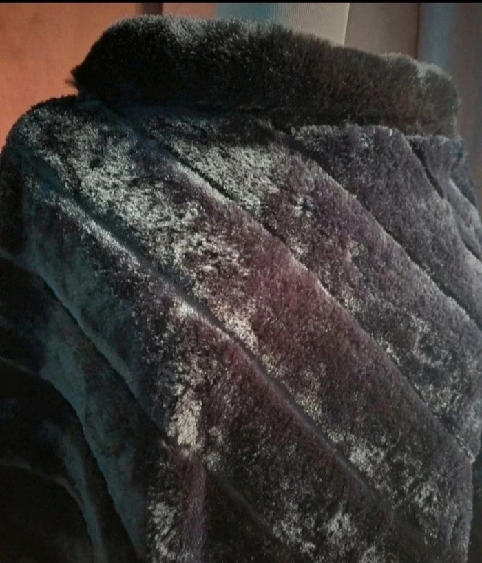 Poncho noir fausse fourrure - photo numéro 2