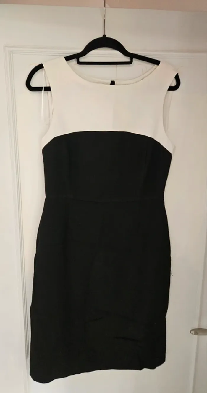 Robe noire et blanche
