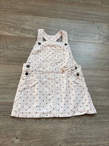 Robe salopette rose avec petits cœurs noirs