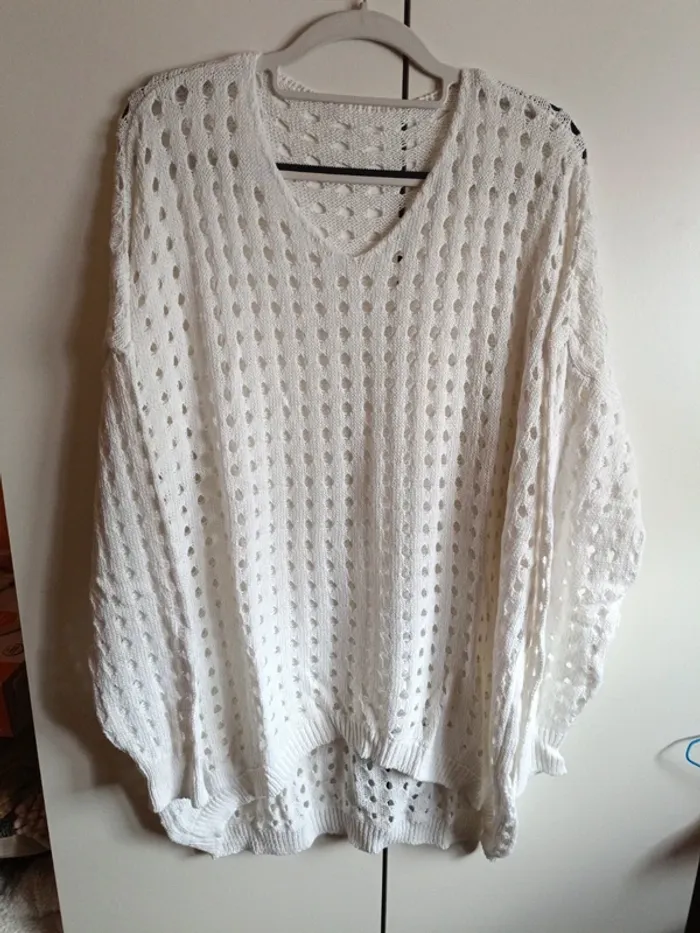 Pulls maille à trous noir ou blanc col V - photo numéro 2