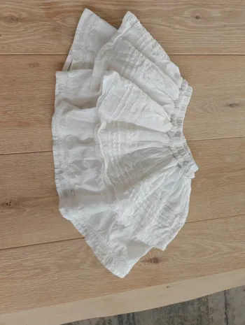 Jolie jupe blanche à volant tape à l'oeil