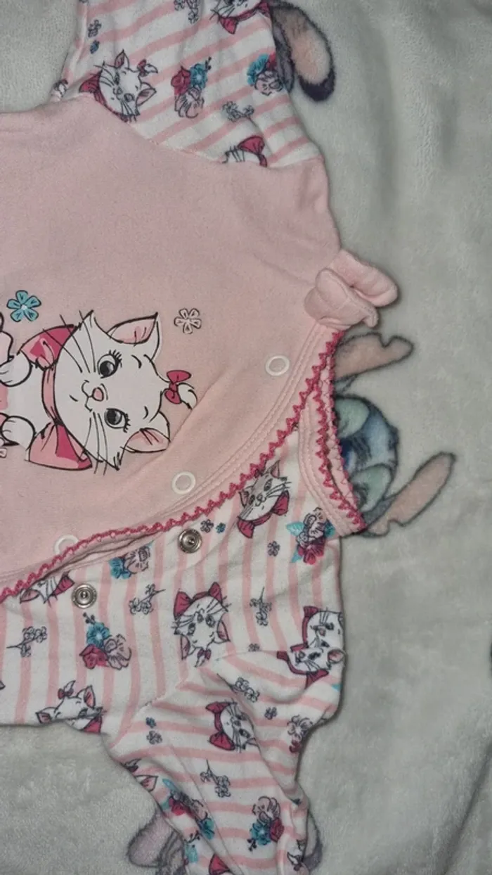 Pyjama Disney 1 mois en bon état - photo numéro 3