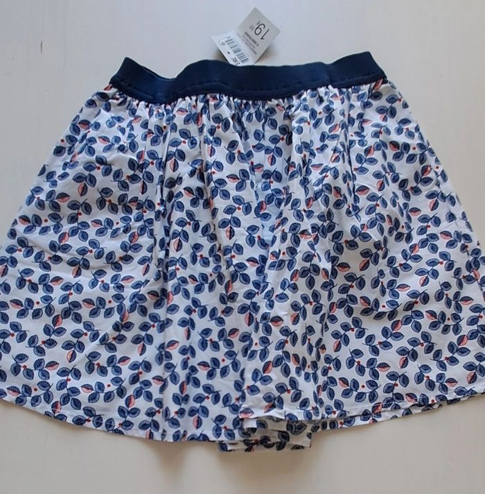 Jolie jupe Okaidi 8 ans neuve - photo numéro 4