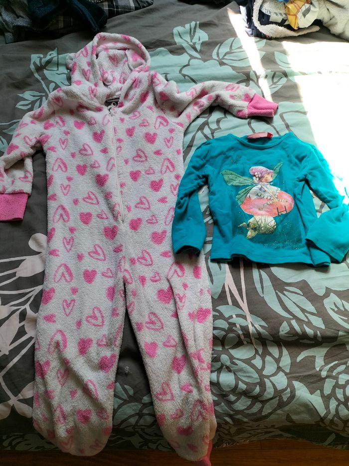 1 pyjama pillou1 tee-shirt manches longues taille 4 ans