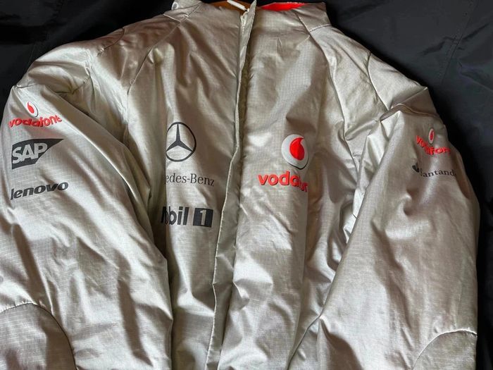 Veste Vodafone McLaren Mercedes F1 Team Taille S pour femme - photo numéro 3